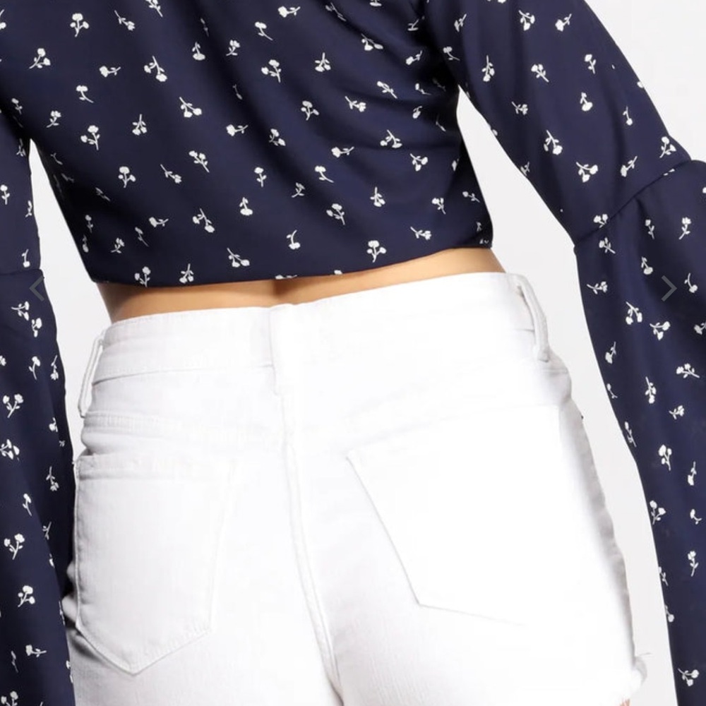 💙🤍 Windsor Sweet Floral Bell Sleeve Top 🤍💙 - Picture 3 of 4